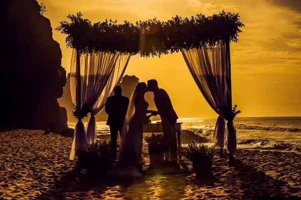 Escolha de perfume de nicho para noivas em cerimônias na praia ao pôr do sol